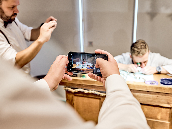 Besucher fotografieren den Mühle-Uhrmacher