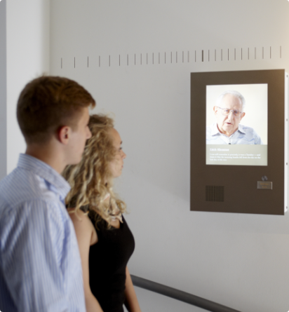 Besucher in Ausstellung_Junge Erwachsene (4)