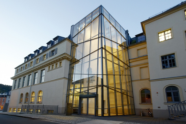 Seiteneingang-des-Uhrenmuseums_Schillerstrasse