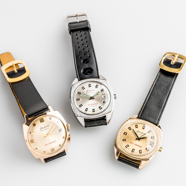 Drei-Spezimatic-Uhren-mit-verschiedenen-Zifferblattfarben,-anlaesslich-verschied