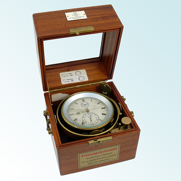 Gesamtansicht Mechanisches Marine-Chronometer Nummer 8 888 des VEB Glashütter Uhrenbetriebe, 1965
