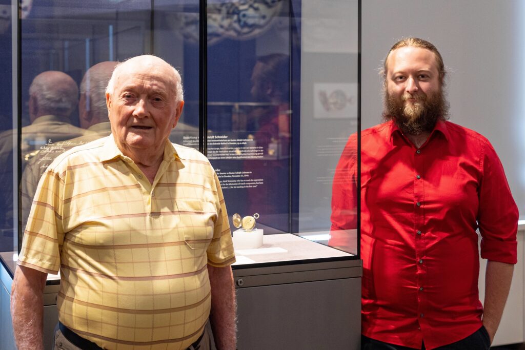 Berthold Kege und sein Enkel Laurent Kegel zu Besuch im Uhrenmuseum