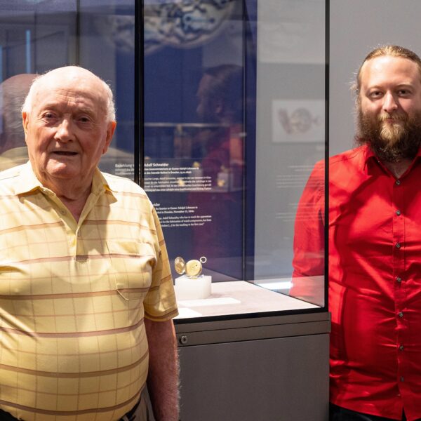 Berthold Kege und sein Enkel Laurent Kegel zu Besuch im Uhrenmuseum