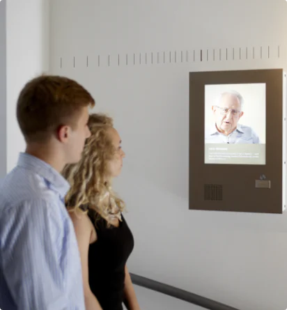 Besucher in Ausstellung_Junge Erwachsene (4)